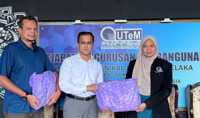 SESI PENYERAHAN CENDERAHATI RAYA