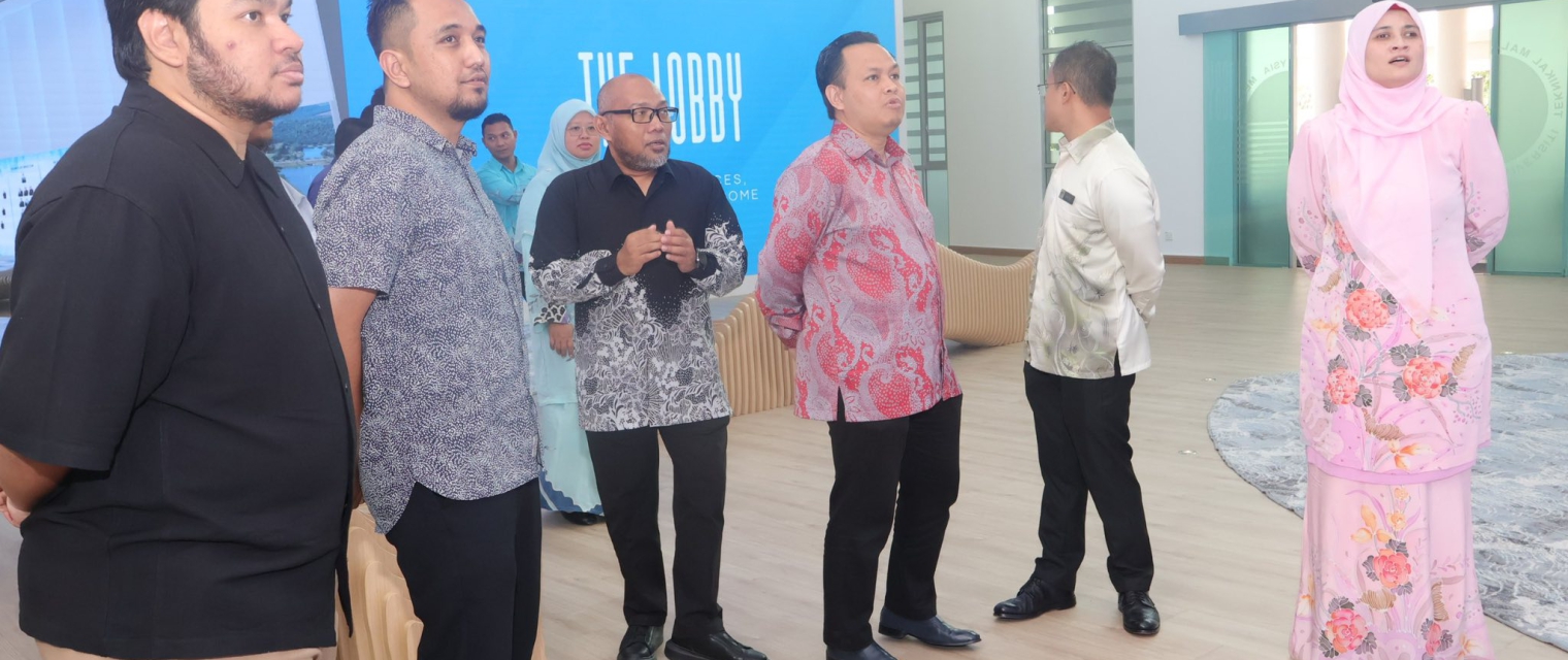 MAJLIS PENYERAHAN PROJEK MEREKA BENTUK, MEMBEKAL DAN MEMASANG SISTEM DIGITALISASI LOBI BANGUNAN CANSELORI UTEM