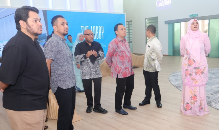 MAJLIS PENYERAHAN PROJEK MEREKA BENTUK, MEMBEKAL DAN MEMASANG SISTEM DIGITALISASI LOBI BANGUNAN CANSELORI UTEM